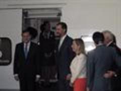El primer AVE a Alicante sale puntual de Atocha con el Príncipe y Rajoy